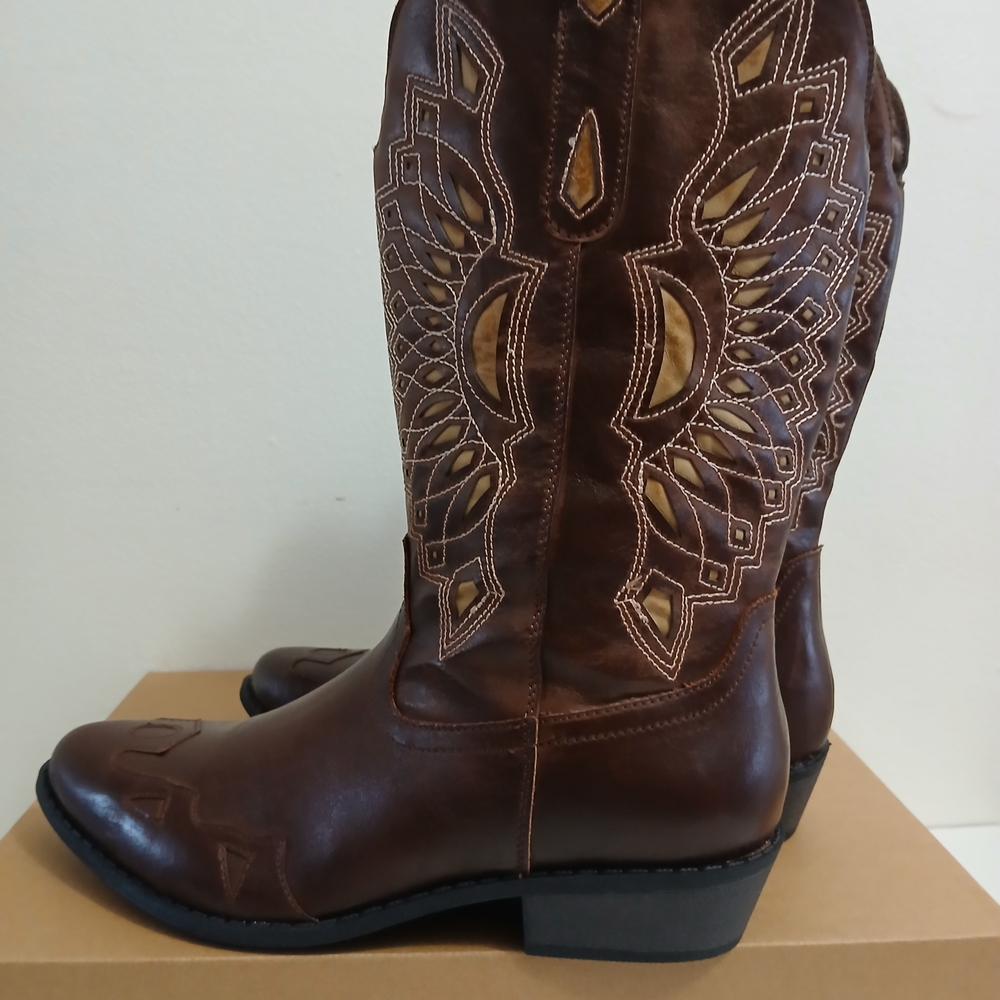 Coconuts by Matisse Brown and Tan Embroidered Winter Boots Various Sizes - Picture 3 of 12